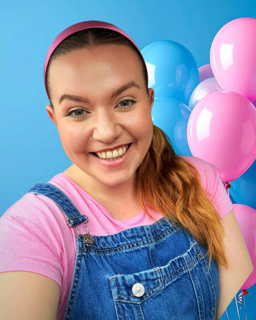 Entertainer AlexRae dressed like Ms Rachel